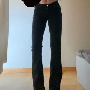 Bootcut jeans, svarta.  Ett litet hål på bakfickan finns, dock inget som förstör, skriv för bild🩷  Midjemått- 35cm Innerbenslängd-77cm 