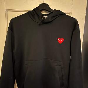 Stilren svart CDG hoodie, säljes då den inte används längre. Passar S-M