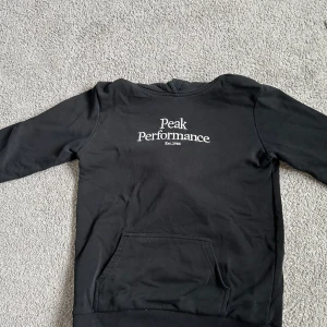 Peak performance hoodie storlek 170 - Peak perfomenc hoodie i storlek 170. Bra skick och har inte använts många gånger. 