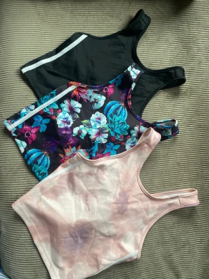 Träningslinnen - Toppar till träning från Bik Bok i fint skick! Lite kortare i modellen. Svart i XS och de andra två i S