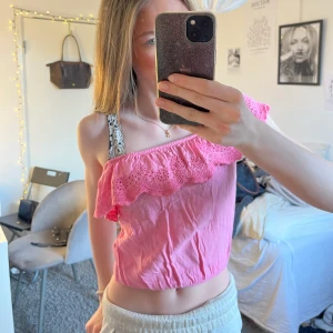 Superfin rosa off shoulder topp - Är i storlek 140 men passar mig som brukar ha xs som en magtröja, superfin att ha på sommaren och att matcha med jeans 🩷 från hm
