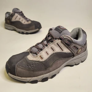 Timberland Gore-Tex Kängor Storlek 38.5 Vandringsskor Skor Grå - 14 dagars ångerrätt! Fr retur om de inte passar! Skorna har slitage på sidan och lite under men annars är skorna i bra skick. Inga hål på utsidan eller insidan. Ingen illa lukt. Hör av dig om du har några frågor! Tack för att du tittade!