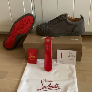 Loubitins skor - Hej! Säljer helt nya loubitins aldrig  använda o 10/10 på kvalité🔥 storlek 45 men passar 44, bara att höra av er för frågor eller om man vill ha fler bilder💛