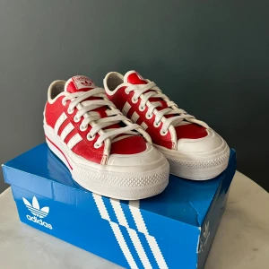 Adidas Nizza platform 36 2/3 - Fina adidas Nizza i bra skick  Röda och vita med små hjärtan på det vita detaljerna  Storlek 36 2/3