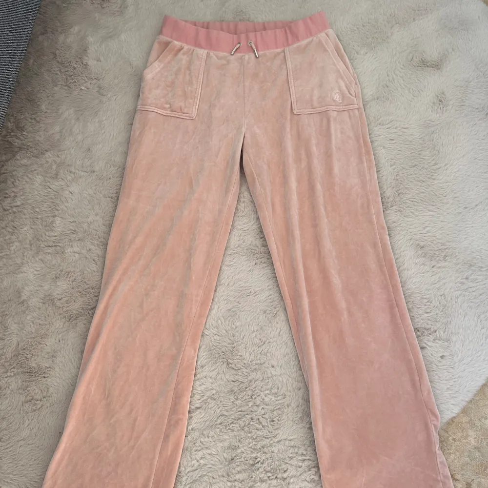 Säljer ett par rosa Juicy Couture byxor som knappt är använda då dom är för stora för mig, byxorna är i storlek XL men passar L också. Billigare vid snabb affär. Jeans & Byxor.