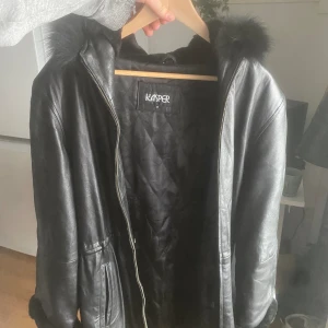 Läderjacka med rävpäls luvva - Kasper kappa/jacka i storlek M Luvan är i rävpäls Jackan har några hål, något jag ser som tillförande:) syns på bild 3 