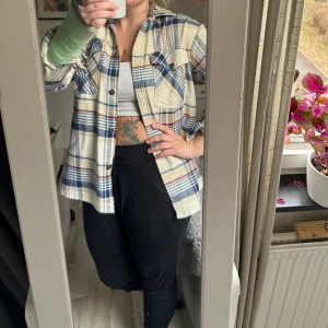 Vårjacka  - Vårjacka eller tjockare flanellskjorta. Super fin 🎀 Köparen står för frakten ☺️
