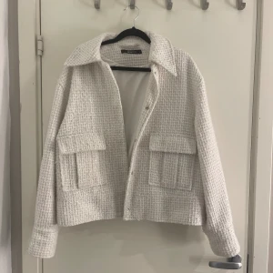 Vår vårjacka - Jätte fin vårjacka från gina! Säljs inte längre. Använd men inget som snys! Liten i storlek