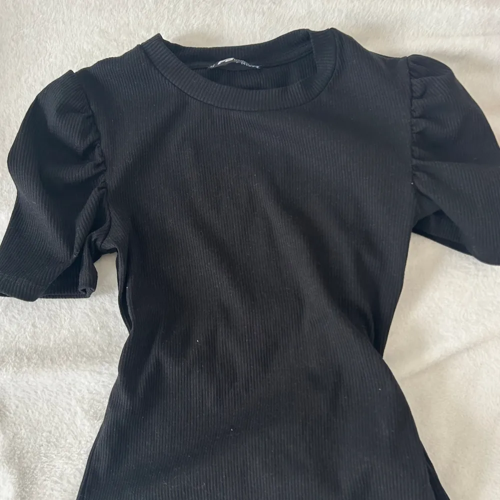 Säljer denna svarta tröja men lite puffiga armar, inga defekter alls då den aldrig är använd 💕har ej bild med den på. T-shirts.