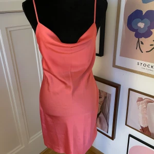 Satin klänning - Rosa klänning från miss selfridges. Fint skick, går att justera banden.