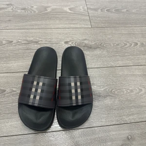 Burberry tofflor - Hej säljer ett par unika Burberry tofflor