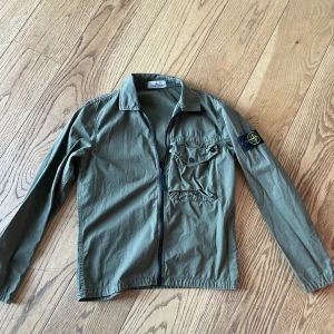 Stone Island overshirt - Säljer denna sjukt fina stone island overshirten endast använd cirka 3 gånger eftersom jag växte ur den. Möts upp i Stockholm eller fraktar via instabox eller PostNord på köparens bekostnad!