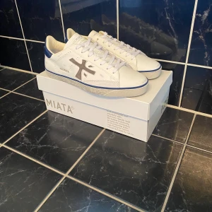 Premiata - Hej! Nu säljer vi riktigt snygga Premiata skorna | Skick 10/10, helt nya | Storlek 43 | I köpet ingår allt og samt äktighetsbevis | Har du några frågor eller funderingar är det bara höra av sig🙌🤝