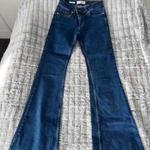 Säljer mina mörkblåa lågmidjade jeans, jättefina men använder inte dom längre!