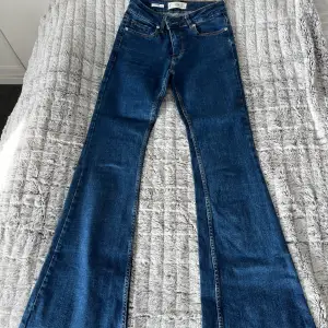 Säljer mina mörkblåa lågmidjade jeans, jättefina men använder inte dom längre!