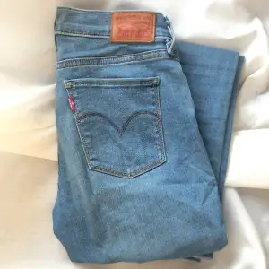 Jeans från Levis i modell 710 - skinny. W26 L30. Använda men i bra skick. Säljer då dem är för små💕