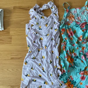 Tre jumpsuits  - Tre stycken jumpsuits till barn. Den lila med citroner på är i storlek 170, den blåa med blommor är i storlek 164, den gröna med blommor är i storlek 170.