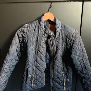 Jacka för barn - Quiltad mörkblå jacka från Zara 9-10år, storlek