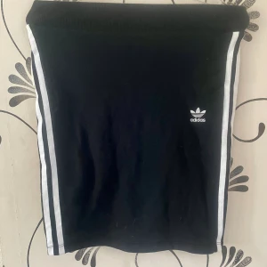 Ny Adidaskjol svart 34/36 - Snygg kjol från Adidas storlek 34/36 passar XS-S. Stretchig. Oanvänd. 