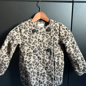 Barnkappa i leopard - 4-5 år storlek 110 Knappt använd