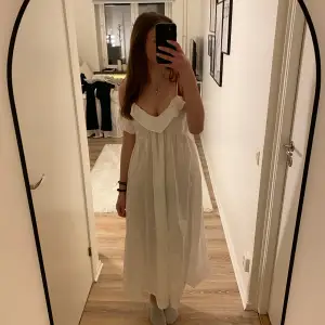 Säljer denna vita hm klänning i storlek xs🩷 köpte den för ca 2 år sedan, men har aldrig använt den och nu är den för kort🩷 ny pris ca 300🩷 pris kan diskuteras 🩷