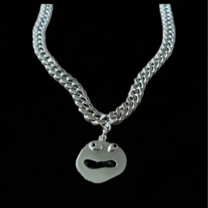 Maria Nilsdotter halsband näst intill oanvänd - Jag skulle vilja sälja mitt Maria Nilsdotter halsband då det knappt kommit till användning. Längden är 45cm men går att både korta och förlänga lite. Den har inga defekter alls. Den kostar i nypris 5995kr. Priset är diskuterbart  