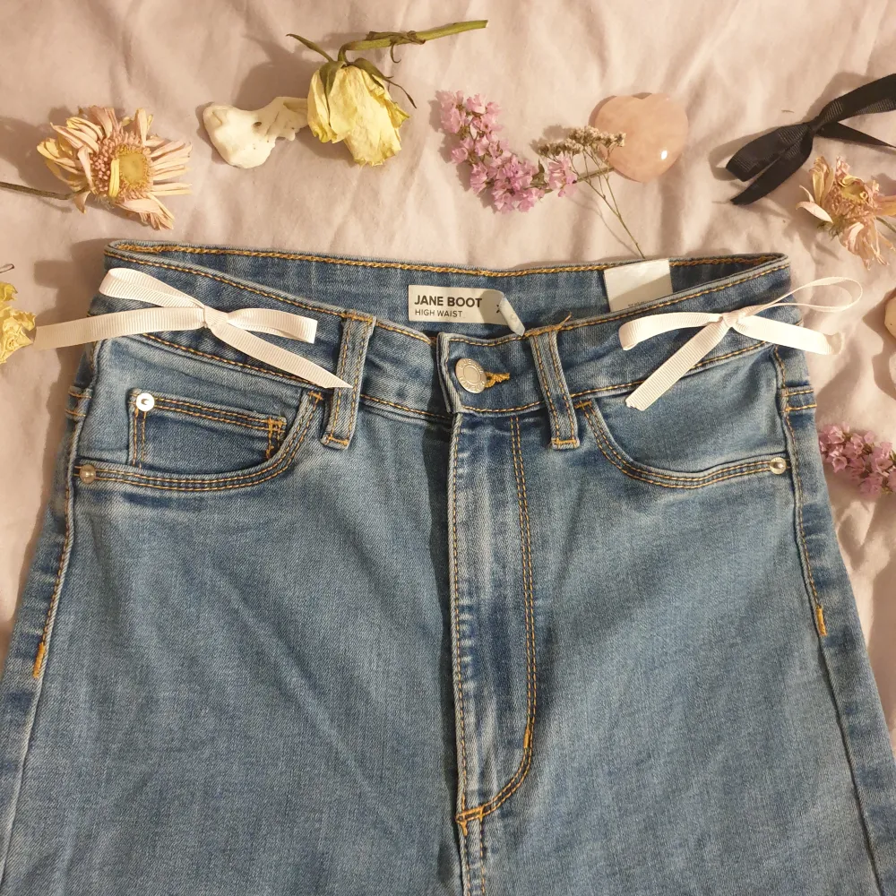 Bootcut jeans i storlek xs som är high waist.. Jeans & Byxor.