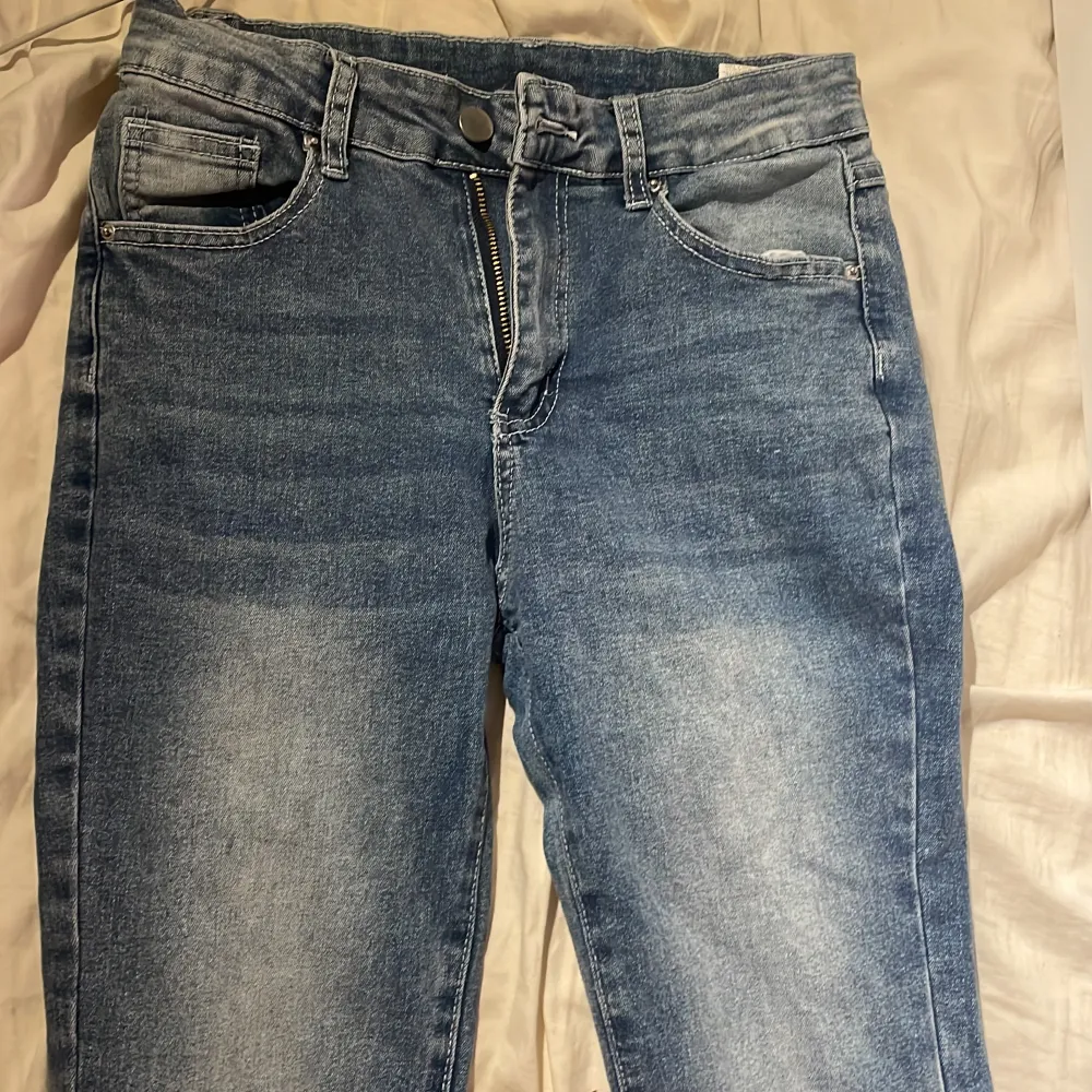 Säljer mina helt oanvända jeans i storlek (S) väldigt stretchiga och har en bra passform och sitter skönt . Jeans & Byxor.