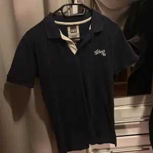 En marinblå skjorta. Använd gärna ” köp nu ” knappen!💞