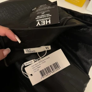 Skinnbyxor  - Skinnbyxor från Nelly med slits fram.  Aldrig använd 