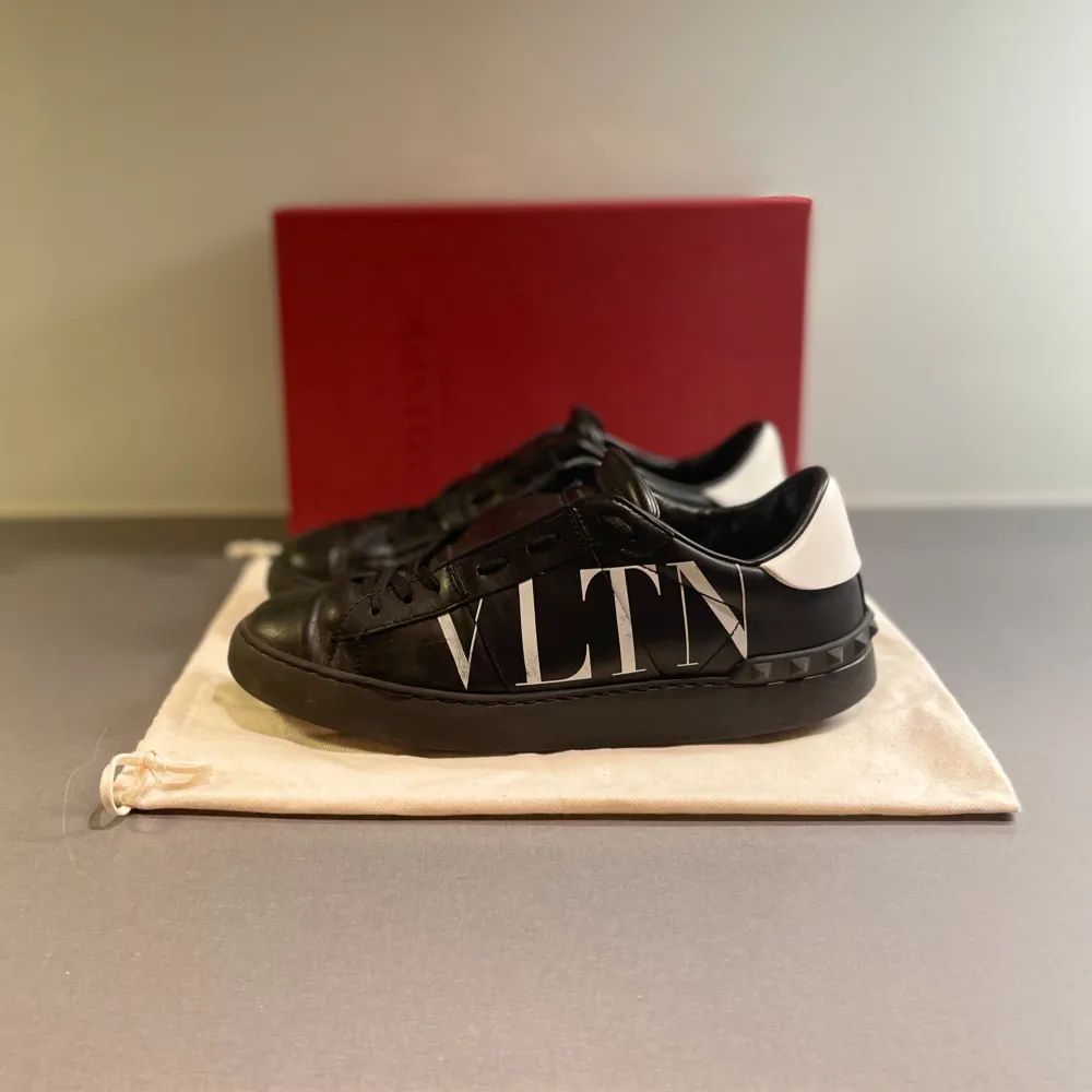 Hej! Säljer nu dessa svarta Valentino open skorna med ”VLTN” textat på sidorna. Toppen skick. Storlek 38 men passar 0,5-1 storlek större. Tillkommer skopåse,kort & kvitto. Kan frakta eller mötas upp i Kungälv. PM 📩för fler frågor/bilder :). Skor.