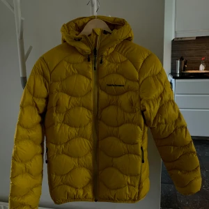 Peak performance jacka - Säljer denna fina jacka från peak performance! Det är en dunjacka perfekt nu till våren!
