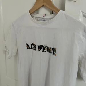 Les Deux vit T-shirt  - Vit les deux använd få ggr då den inte riktigt är min still🫶