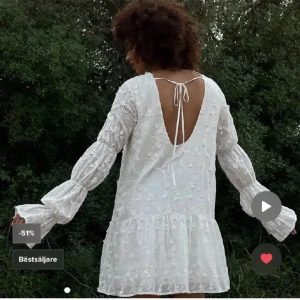 Vit klänning NAKD - Superfin klänning med öppen rygg från Na-kd💕 perfekt till student eller skolavslutning!! Använd en gång förra året. Strl 34. Slutsåld på hemsidan, nypris 700. Osäker om jag vill sälja men kom gärna med prisförslag💕köpare står för frakt