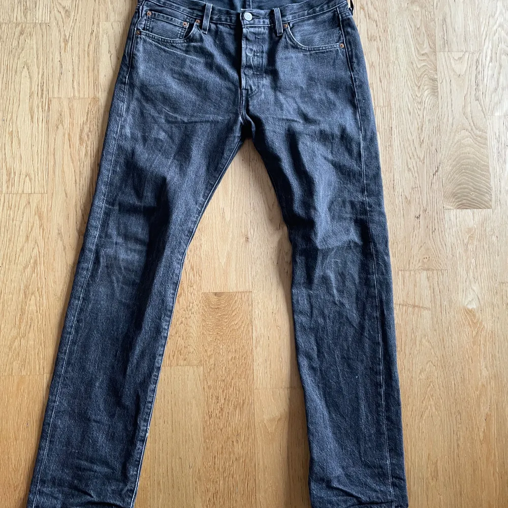 Feta svarta 501 levis jeans. Strolek 30 32. Pris kan diskuteras.. Jeans & Byxor.