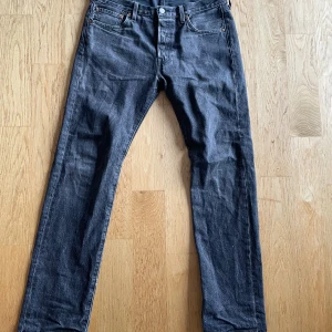💸FETA LIVIS 501 JEANS💸 - Feta svarta 501 levis jeans. Strolek 30 32. Pris kan diskuteras.
