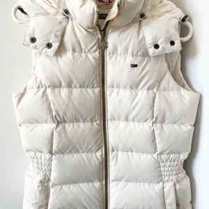Tommy Hilfiger väst - Oanvänd vit dunväst från Tommy Hilfiger. Perfekt skick men passar inte mig. Har hängt i garderoben.