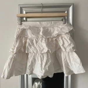 Vit volangkjol - Vit volangkjol i 100% cotton, skrynklig på bilden men det går ju såklart bara att stryka bort, fint skick 🤍 har en dragkedja på sidan
