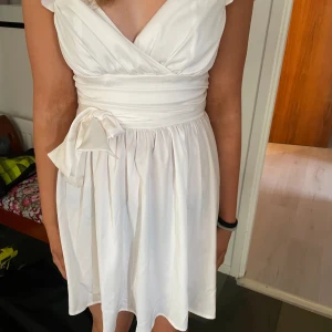 Två klänningar - Använd en gång vid skolavslutning. Säljer båda elle en. Super fina sommarklänningar  + festliga stunder💕300 för den första och 200 för den andra, 400 för båda!