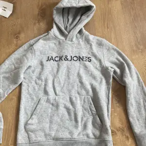 Fin hoodie från Jack and Jones Skick 10/10 Säljer då den är för lite
