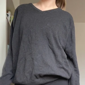 V-ringad grå stickad tröja - V-ringad grå stickad tröja i herr XXL, sitter lite oversize på mig som brukar ha M i toppar 🤍