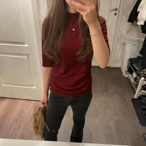 Snygg röd t shirt  - Kom ej till användning 