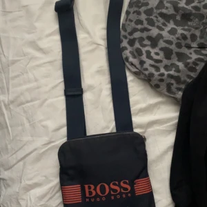 Hugo boss väska  - Skick 7/10 säljer pga att jag inte använder den nu mera skriv för mer bilder om du intresserad 😁  den som är snabb får den billigare !