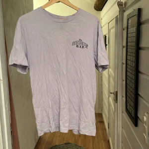 Biggie t shirt - Säljer min T-shirt med biggie smalls på, knappt använd och i gott skick. Inköpt för 199 kr, storlek M men lite större i storlek