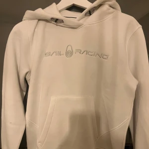 Sail racing hoodie - Snygg vit hoodie från Sail racing! Bra material men passar inte mig så måste tyvärr sälja, Köparen står för frakt💕💕