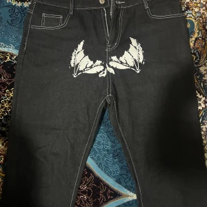 Michael myers - Säljer använda bara 1 gång  2 xl men den är inte true to size så det passar som mellan XL-L