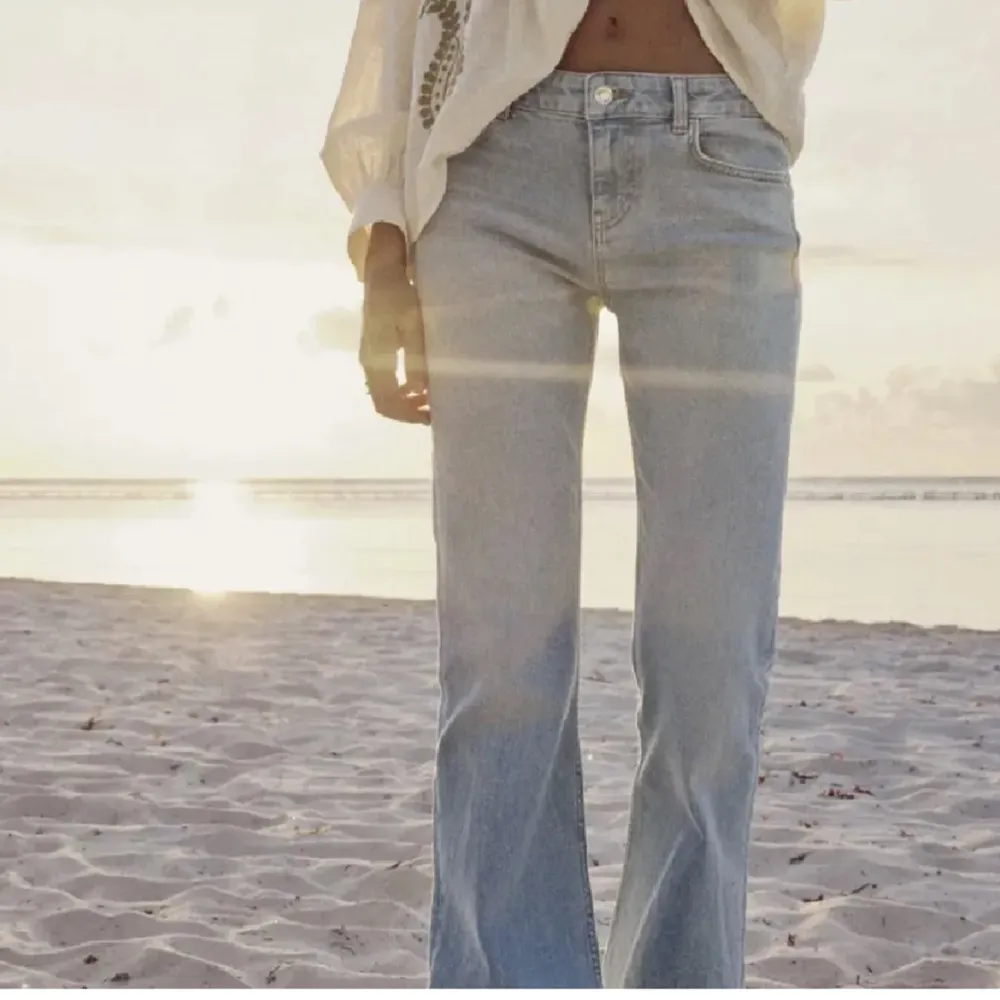 Säljer dessa ljusblå lågmidjade jeans från zara då de inte används längre💕 Kan gå ner i pris vid snabb affär🥰 Finns inte att köpa längre! . Jeans & Byxor.