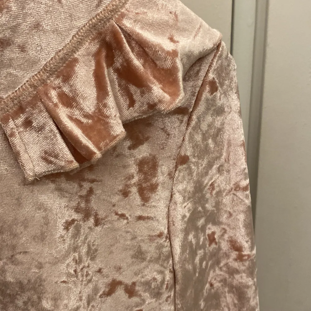 Luftig, skön, rosa sammet tröja med dragkedja från mywereyoung, i storlek 158/164. Finns byxor till men i ett annat inlägg!! Bra kvalite och volanger, men vet inte ordinarie pris👎🏻  Pris kan diskuteras🤝🏻. Tröjor & Koftor.