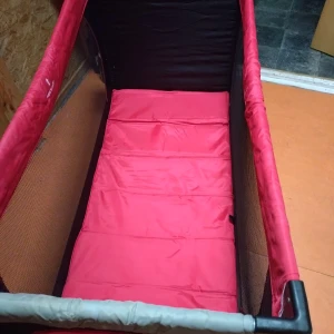 Resesäng till baby - En liten reva men annars i Bra skick... 