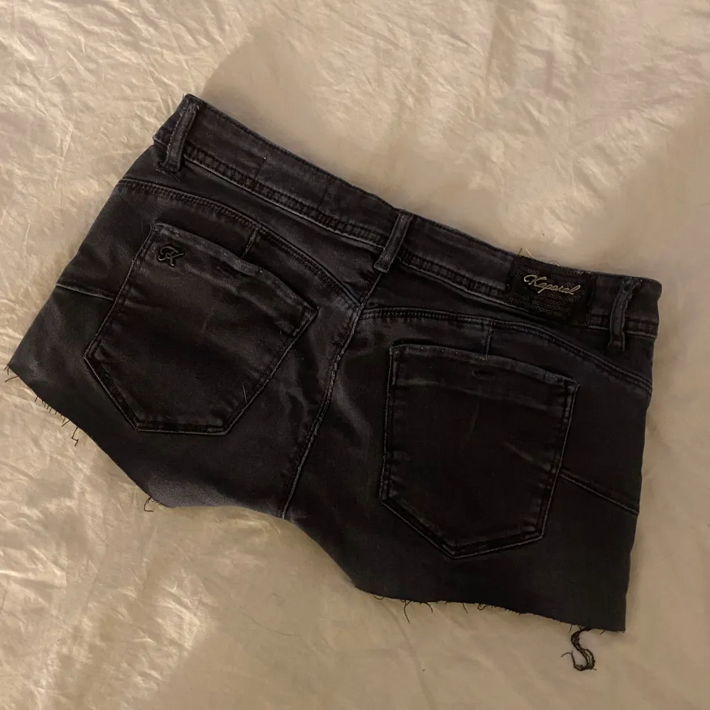 Fina jeansshorts från Kaporal, strl W30. Köpta här på Plick. Fint skick, liten slitning vid paljetterna vid ”Kaporal” märket på baksidan (bild 4). Lågmidjade med svarta paljett detaljer 🖤. Shorts.